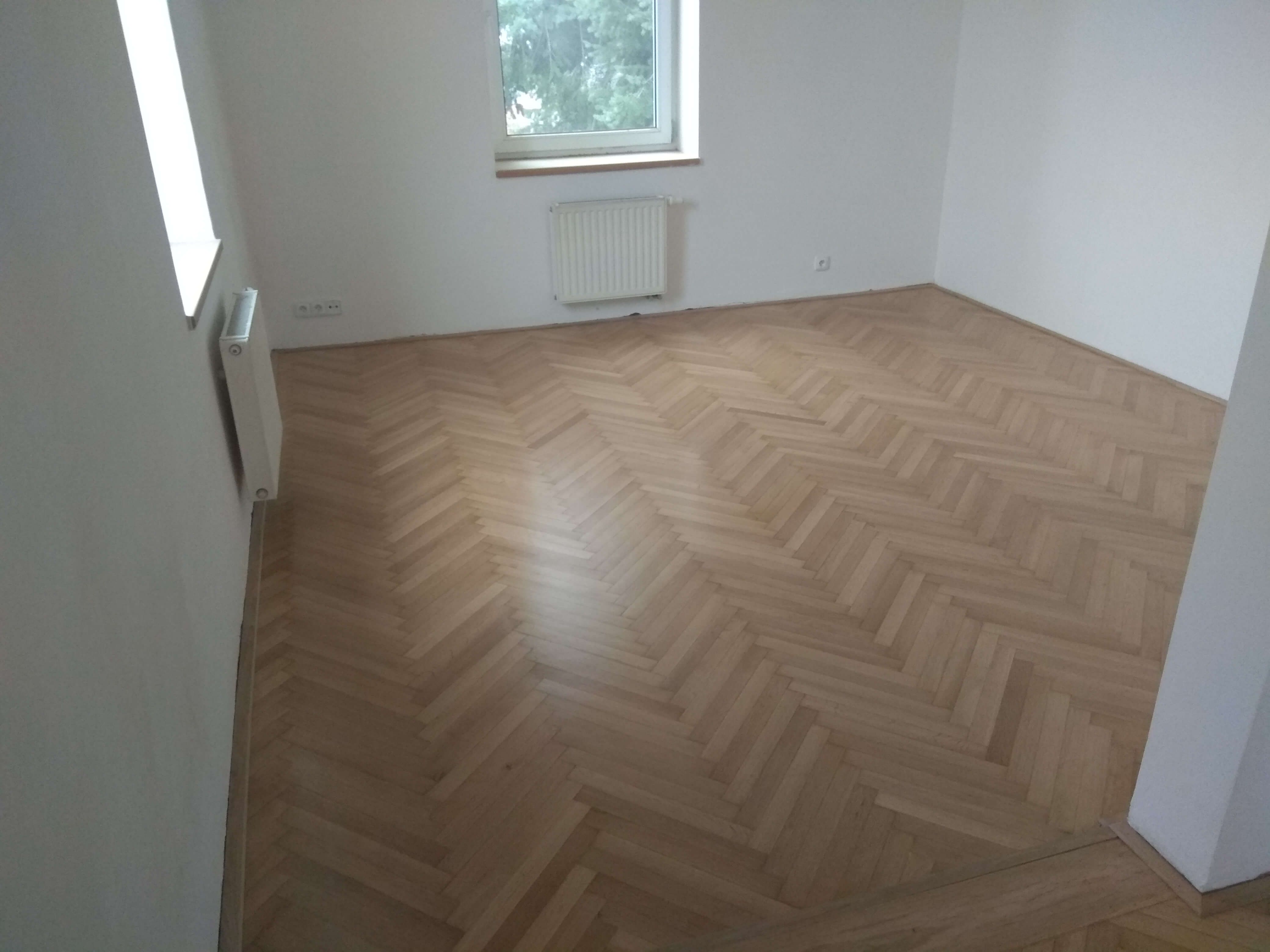 Renovace dřevěné podlahy v Baťovském půldomku na Lesní čtvti ve Zlíně.